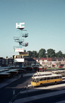 804346 Gezicht op het Jaarbeursplein te Utrecht, met het nieuwe streekbusstation en links de reclamezuil. Op de ...